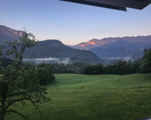 Blick aus dem Fenster zum Sonnenaufgang